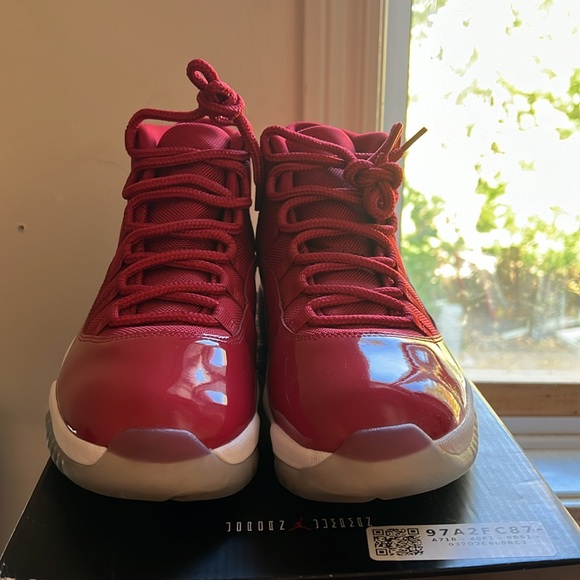 Jordan 11 ‘Win like 96’ size 11 (Red/white) - Picture 2 of 7